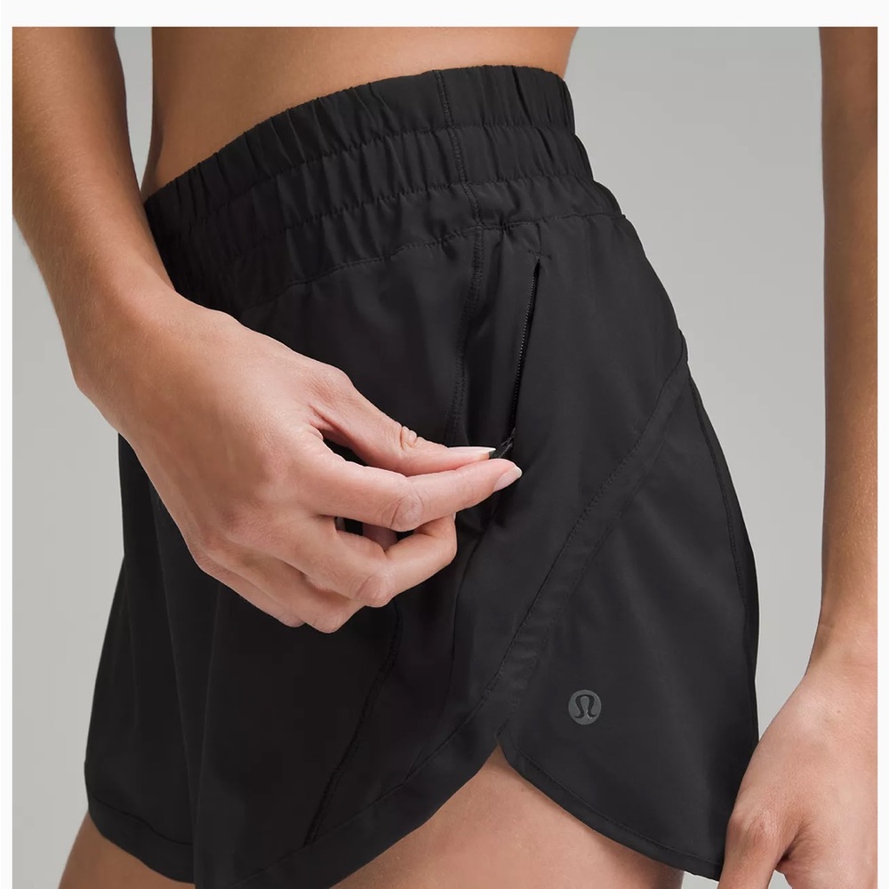 Lululemon Tracker Short V *4"
Black (First Release) size 4